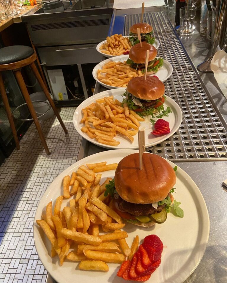 Hamburger mit Pommes