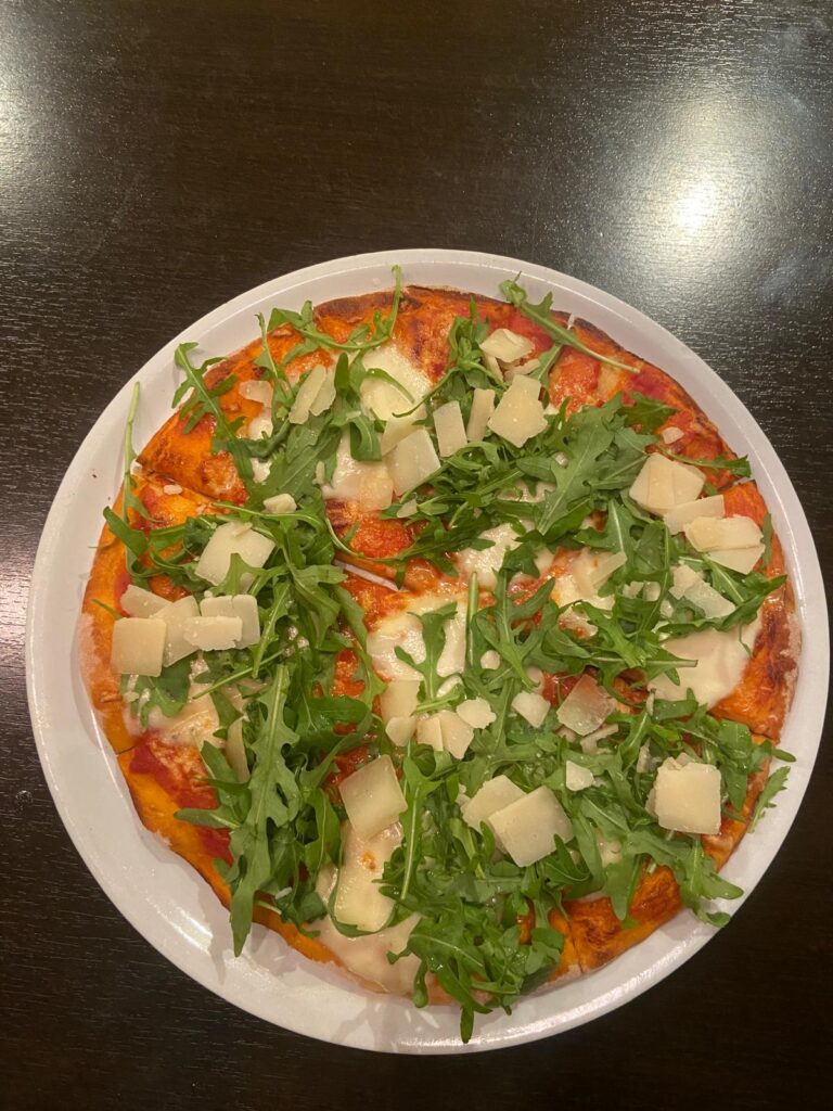 Pizza Margherita mit Ruccola und Parmesan