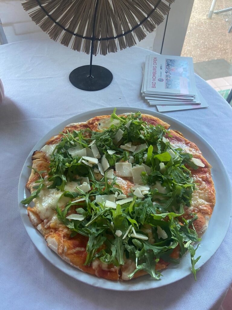 Pizza Margherita mit Ruccola und Parmesan