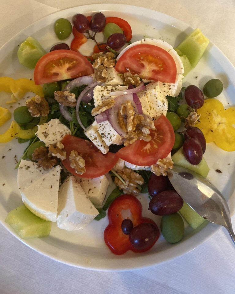 Bunter Gemüseteller mit Feta